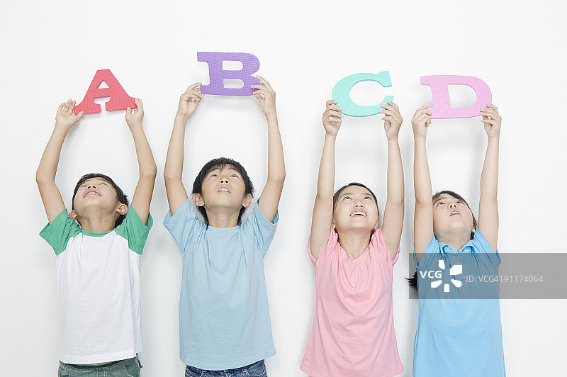 孩子们拿着字母垫图片素材