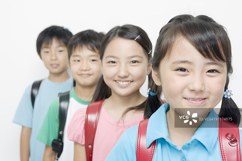 背着书包的男孩女孩图片素材