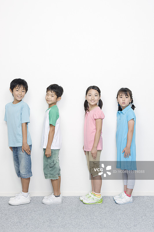 男孩和女孩排队站立图片素材