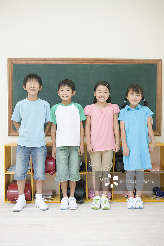 在教室里排队站立的学生图片素材