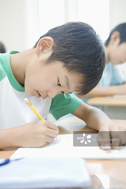 学生们在教室的课桌旁学习图片素材
