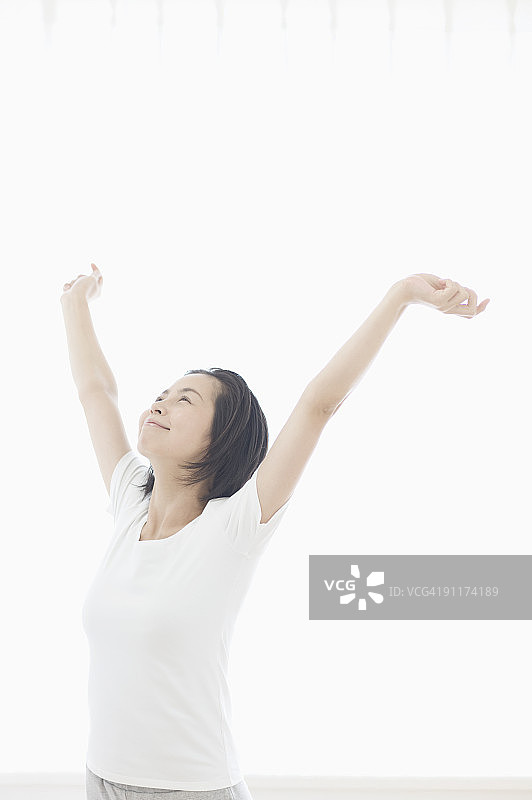 伸展手臂的女人图片素材