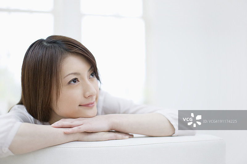 坐在沙发上的年轻女人图片素材