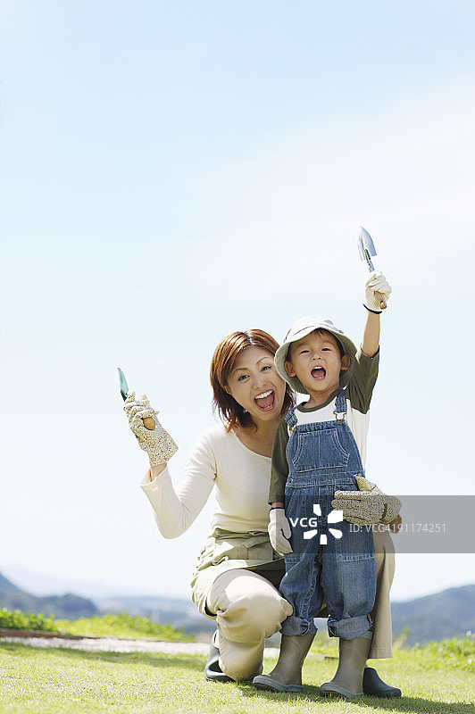 母子拿着勺子的肖像图片素材