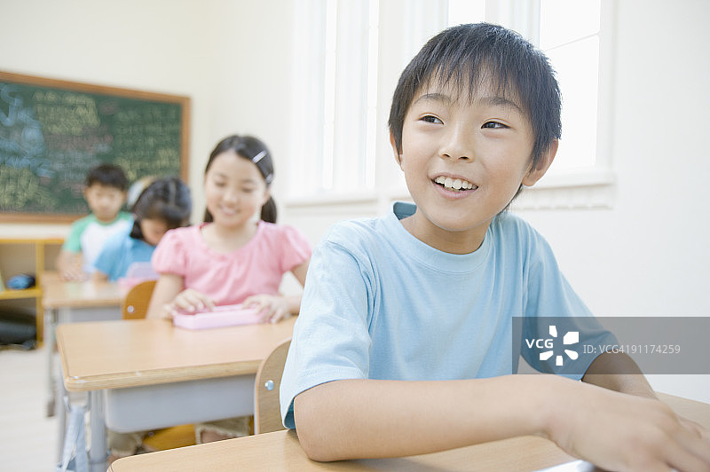 学生在教室里图片素材