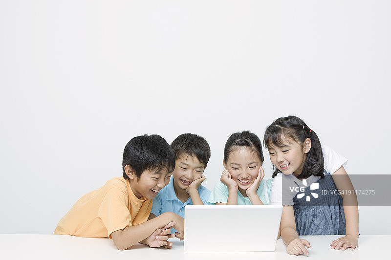 使用笔记本电脑的男孩和女孩图片素材