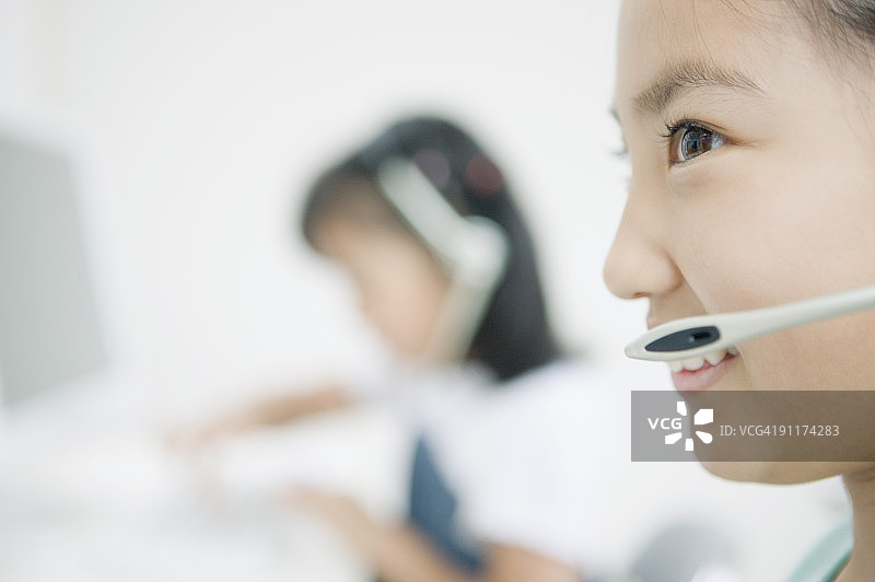 学生在教室使用电脑图片素材