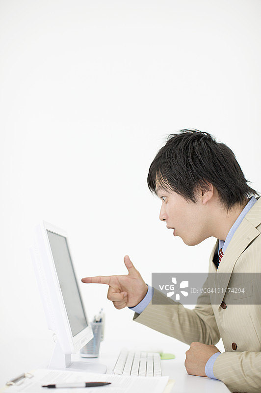 商人指向电脑屏幕图片素材