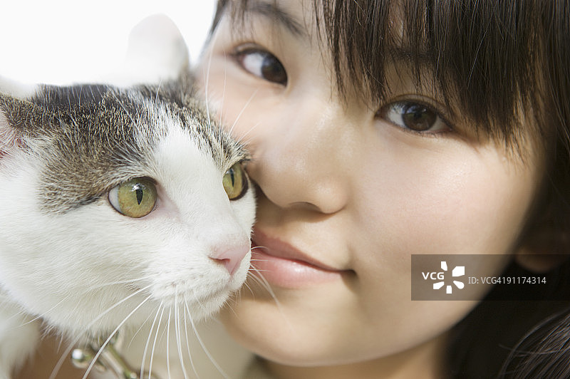 女孩和小猫的特写肖像图片素材