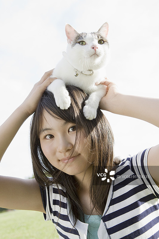女孩头顶着猫图片素材