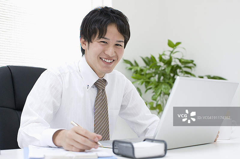 在办公桌前工作的商人图片素材