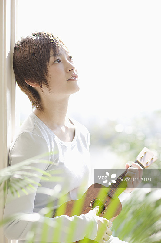 女子弹奏尤克里里图片素材