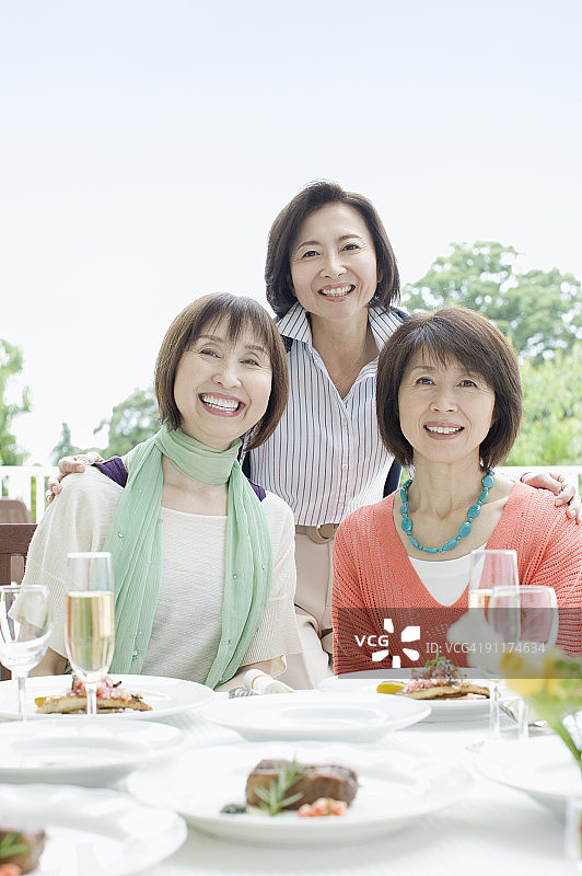 阳台餐桌旁的女性图片素材