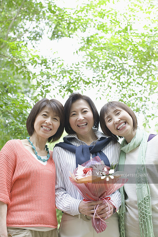 在花园里微笑的妇女图片素材