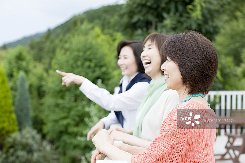 在阳台上微笑的女人图片素材