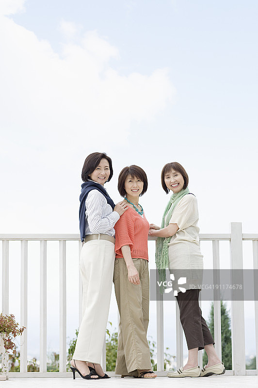 在阳台上微笑的女人图片素材