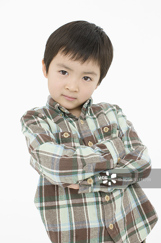 交叉双臂的男孩肖像图片素材