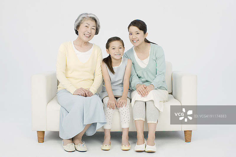母亲、女儿和孙女坐在沙发上图片素材