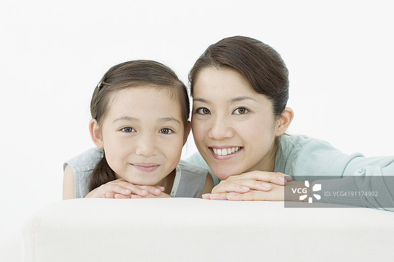 女孩和母亲坐在沙发上图片素材