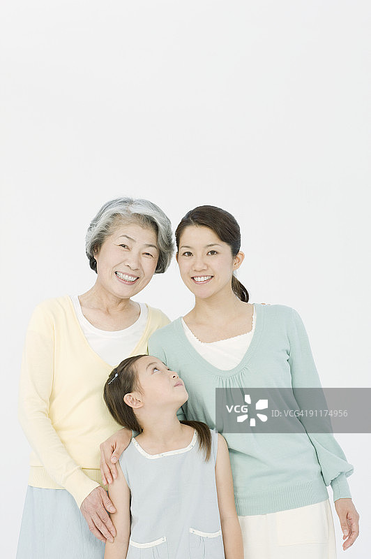 与母亲和祖母在一起的女孩图片素材