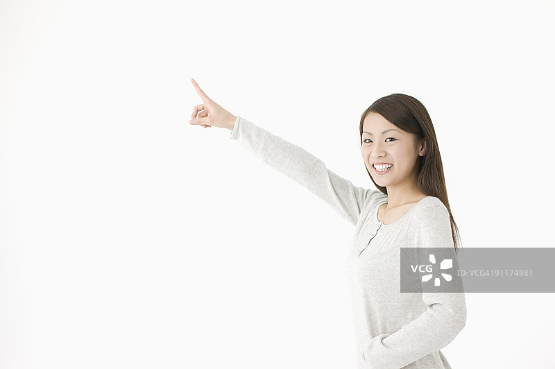 向上指着微笑的女人图片素材