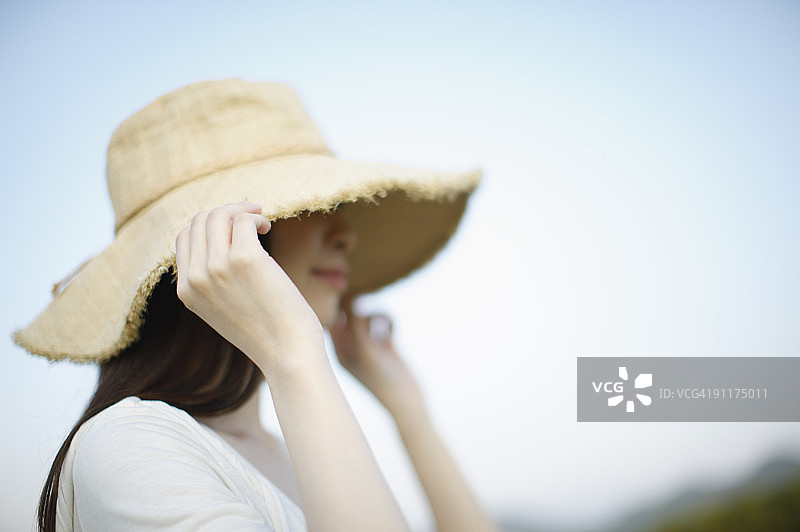 戴帽子的女人侧视图图片素材