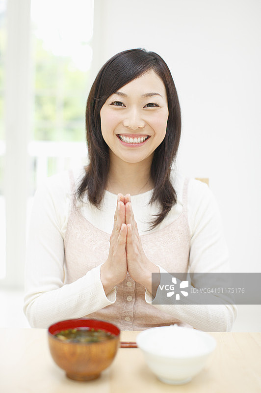 年轻女人正在享用早餐图片素材