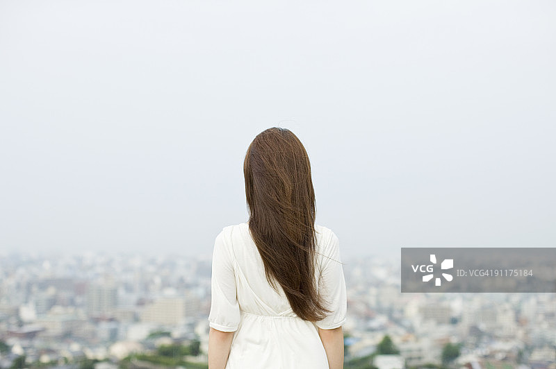 以城市景观为背景的女人（后视图）图片素材