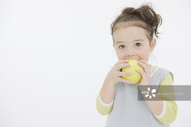 女孩吃水果图片素材