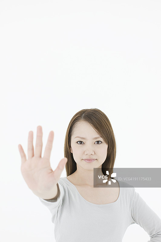 手持物品的女人，影棚拍摄图片素材
