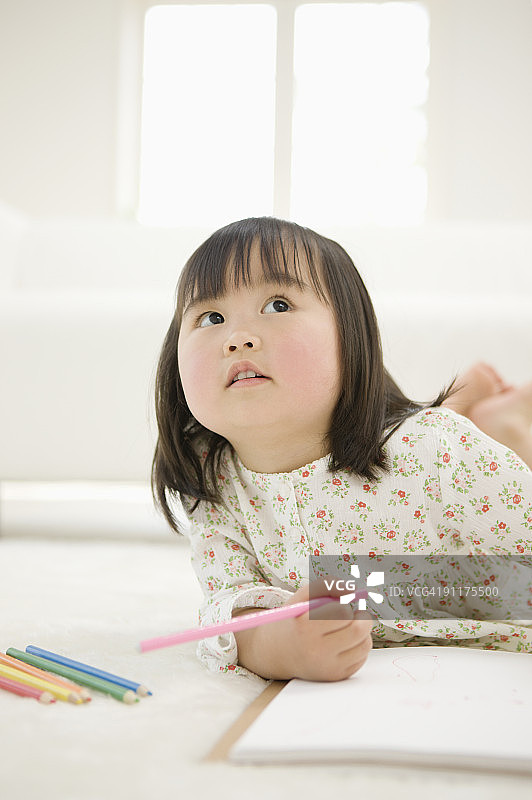 女孩画画图片素材