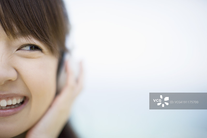 戴耳机听音乐的年轻女人图片素材