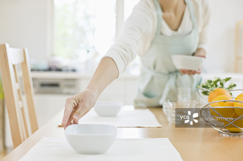 女人摆放餐桌，中段图片素材