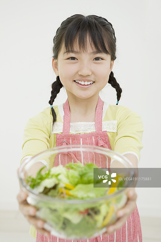 女孩拿着一碗沙拉图片素材