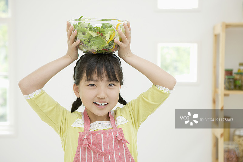 女孩头顶着一碗沙拉图片素材