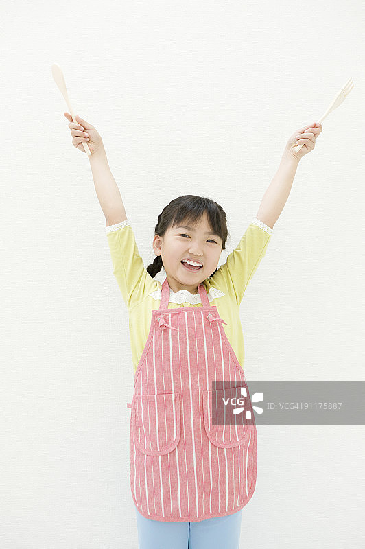 女孩拿着木勺和叉子图片素材