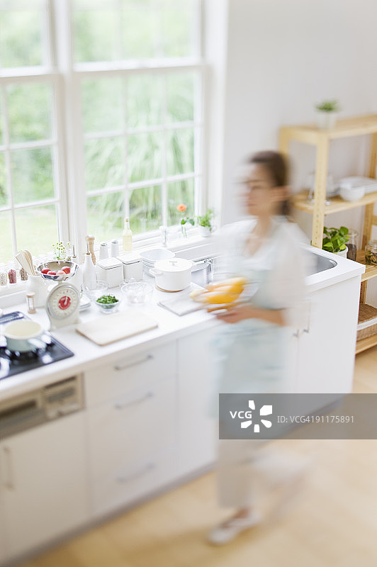 女人在厨房烹饪图片素材