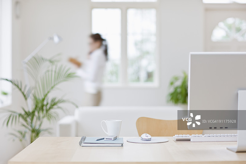 手持日程本，在用手机交谈的女人图片素材