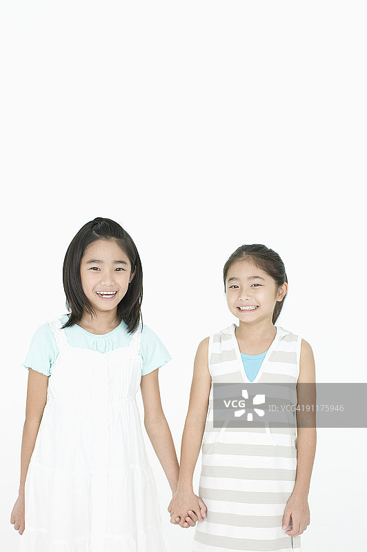 女孩们手牵手，肖像照，影棚拍摄图片素材