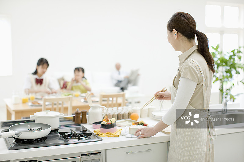 为家人准备午餐盒的中年妇女图片素材