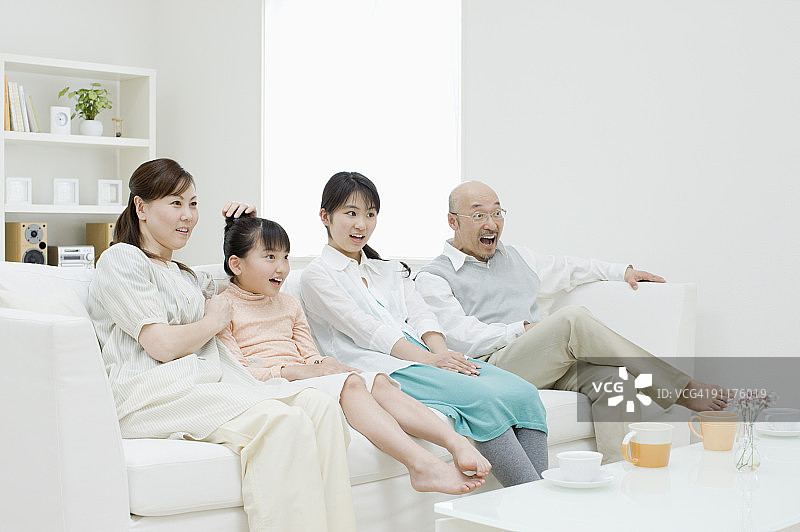 一家人在客厅看电视图片素材