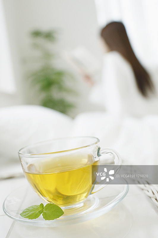 卧室床头柜上的一杯茶图片素材