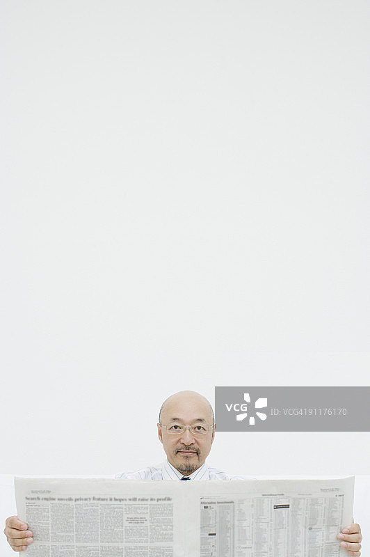 中年男人正在读报纸图片素材