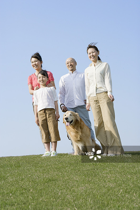 一家人和狗的合影图片素材
