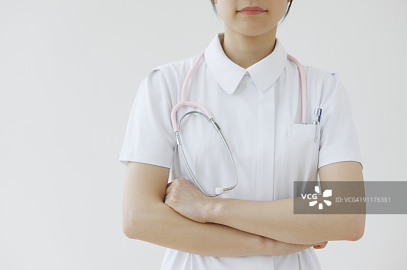 年轻女护士双臂交叉的半身照图片素材