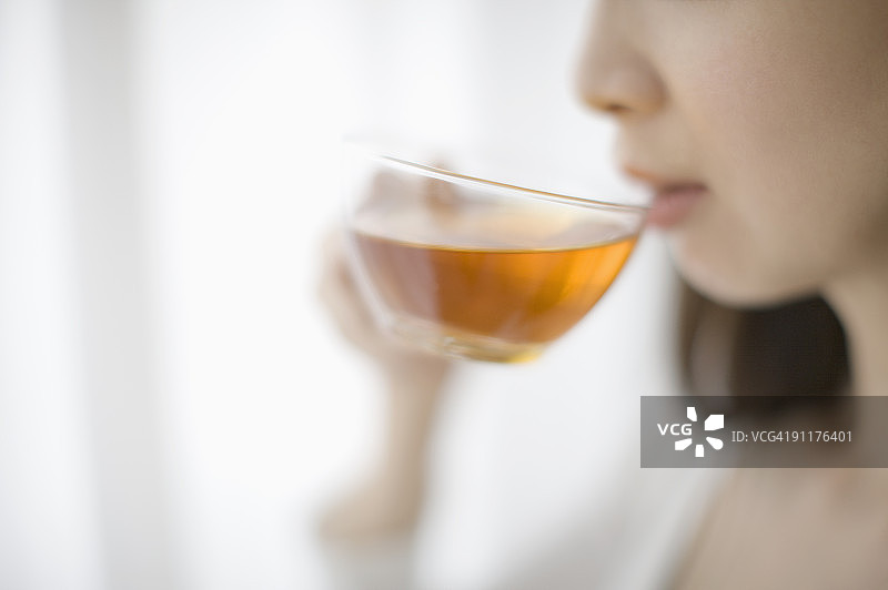 正在喝茶的女人图片素材