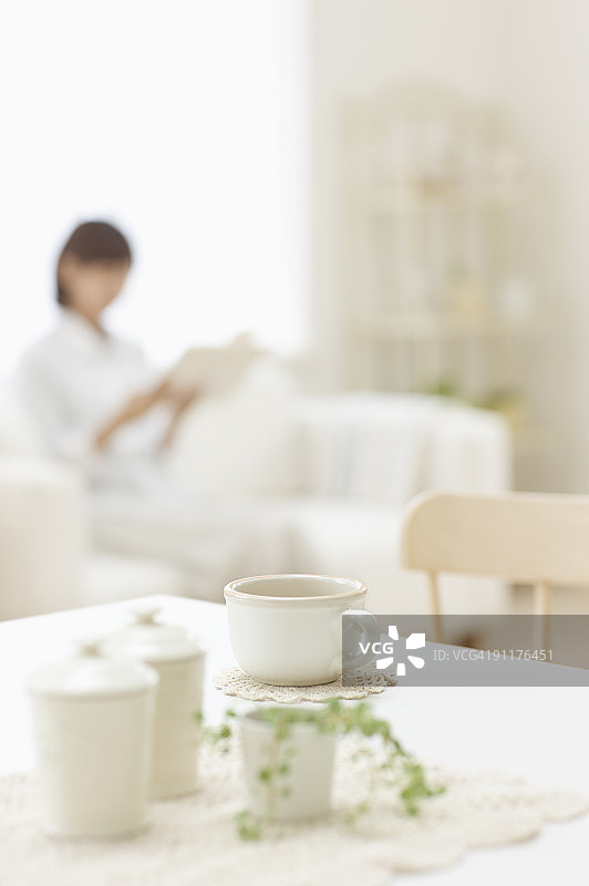在客厅看书的女人，前景聚焦图片素材