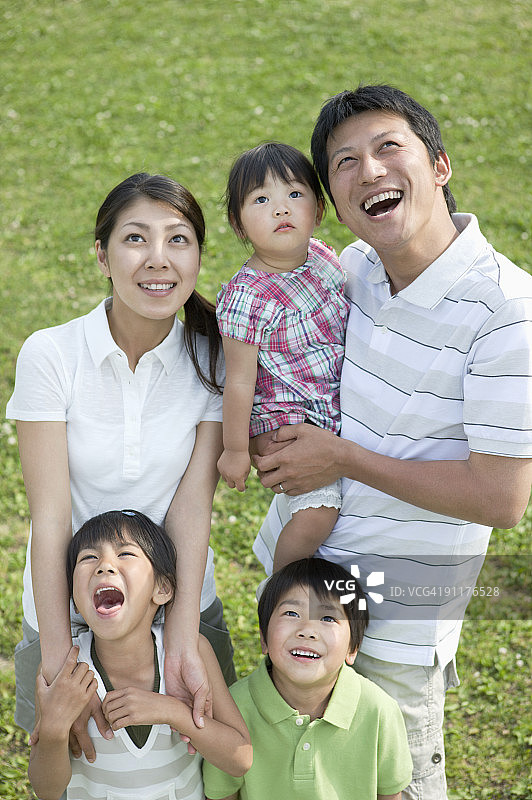 一家人在公园里抬头向上看图片素材