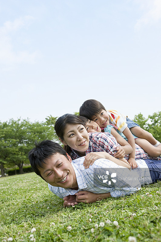 一家人在公园里玩耍图片素材