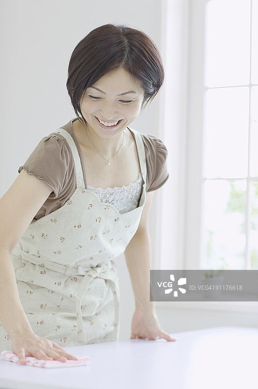 擦桌子的女人图片素材